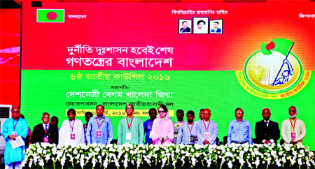 BNP Chairperson Begum Khaleda Zia along with senior leaders of the party seen on the dais (left) for its 6th National Council-2016 at the IEB auditorium. The session was inaugurated (right) with the release of balloons at the venue on Saturday.