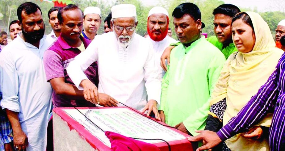 RANGPUR: RCC Mayor Alhaj Sarfuddin Ahmed Jhantu launching carpeting works of a road from Mostafapur to Najirerhat by unveiling plague at a ceremony of Ward No -11 in Rangpur as Chief Guest on Saturday.