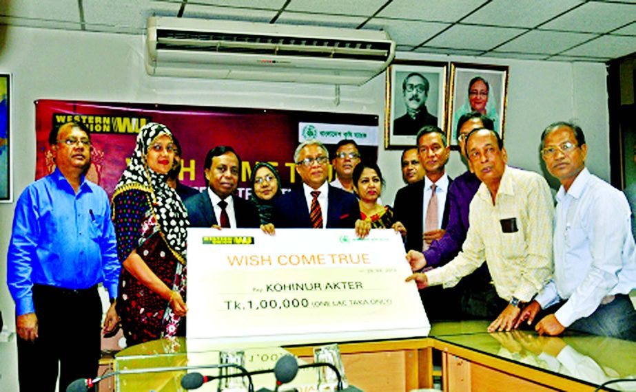 M A Yousoof, Managing Director of Bangladesh Krishi Bank, distributing a cheque of Tk 0.1 million to Kohinur Akhter, one of the winners of Western Union Ramazan Campaign2015 at a BKB head office on Sunday.