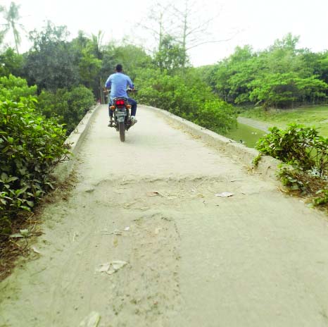 SADARPUR(Faridpur): A bridge over Jakerer canal at the village Nalerter under Charbisnapur Union in Sadarpur Upazila in the district has turned risky for the people. The bridge needs urgent repair..