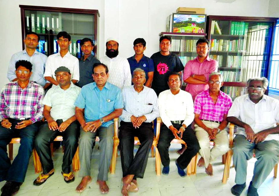 Participants at the general meeting of the newly formed Jhenidah Journalists Forum at its temporary office in the city's Purana Palton on Thursday.