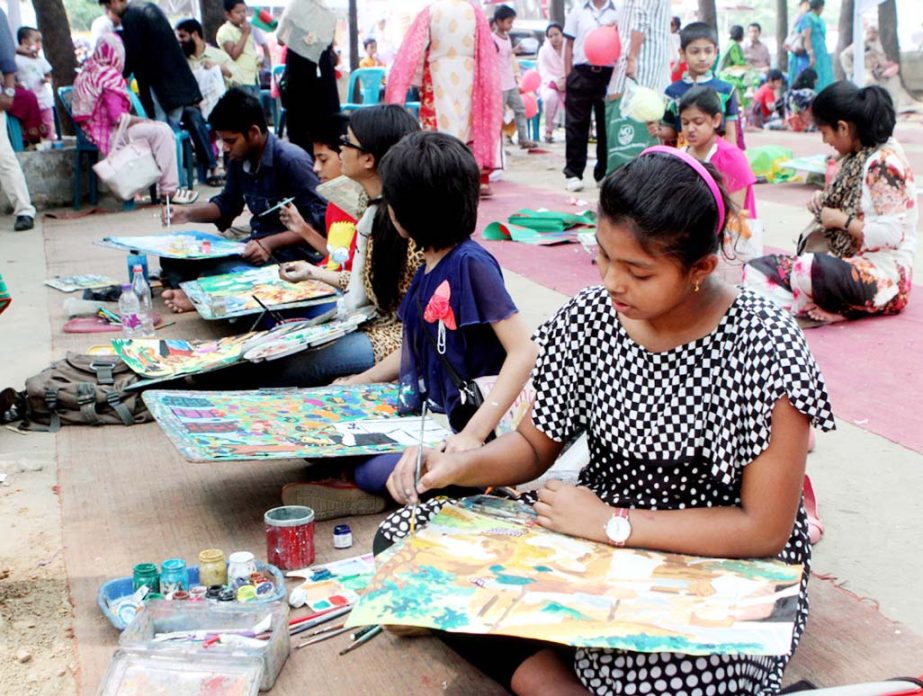 Children engrossed in drawing at a painting competition organized on the occasion of glorious Independence Day by Moinia Shishu Kishore Mela at TSC of Dhaka University on Friday.