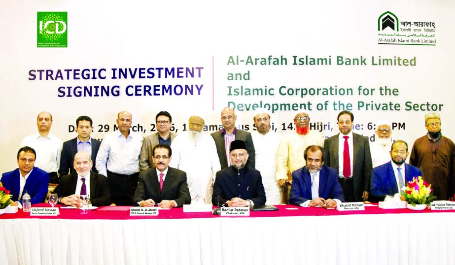 Badiur Rahman, Chairman of Al-Arafah Islami Bank Limited and Khaled Al-Aboodi, CEO & General Manager of Islamic Corporation for the Development of the Private Sector (ICD), pose at the singing ceremony of around $ 20 million from ICD through 10% equity su