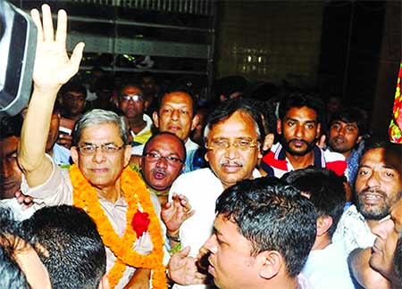 BNP Secretary General Mirza Fakhrul Islam Alamgir waving to supporters as he was freed to bail hours after taking to jail in connection with arson case on Wednesday.