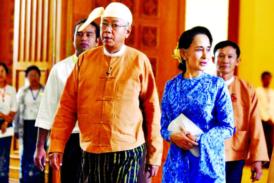 Myanmar's new President Htin Kyaw (L) and National League for Democracy party leader Aung San Suu Kyi arrives to Parliament in Naypyitaw on Wednesday.