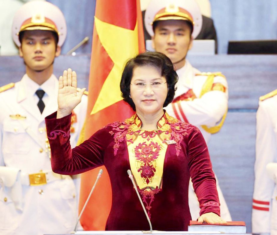 Nguyen Thi Kim Ngan takes the oath of office after being elected as chairwoman of the National Assembly in Hanoi, Vietnam on Thursday.