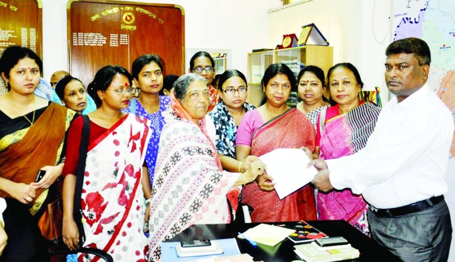 DINAJPUR: Members of Bangladesh Mahila Parishad , Dinajpur District Unit submitting a memorandum to the Home Minister through DC Mir Khirul Alam protesting Tonu's killing on Wednesday.