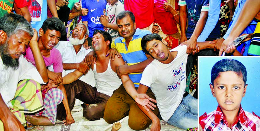 Relatives wailing as their child Shuva, (10) was killed in bullet wound when two groups locked in clashes with arms during polls at Madhuchar Govt Primary School centre in Keraniganj on Thursday.