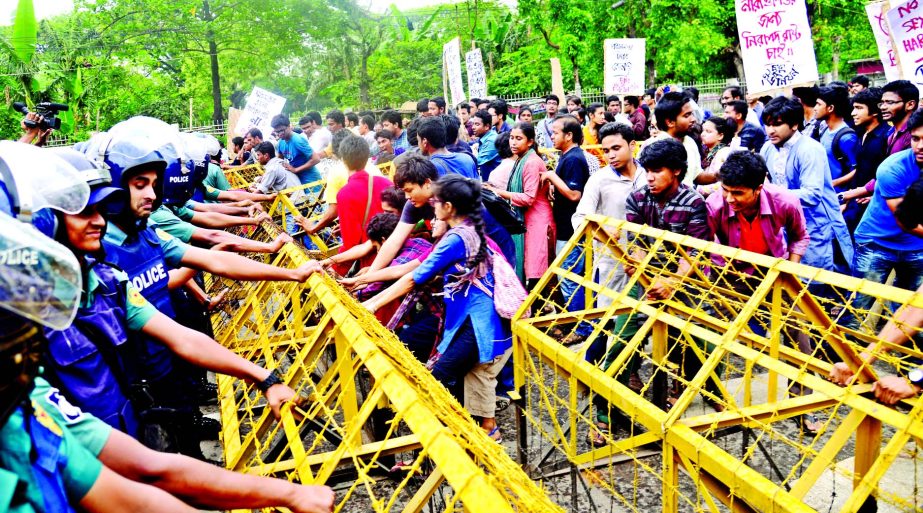 Bangladesh Chhatra Union supporters took to Shahbagh intersection in city protesting Tonu's killing were obstructed by police while they were heading towards PMO to submit memorandum on Thursday.