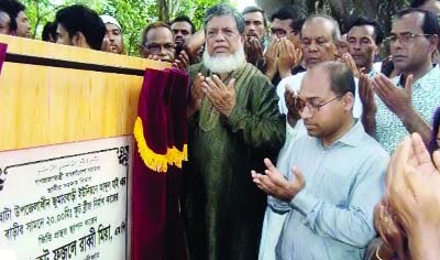 SAGATA( Gaibandha): Deputy Speaker of the National Parliament Adv Fazle Rabbi inaugurating foot over bridge at Jumar Bari Union on Thursday.