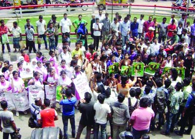 BARISAL: Students of different schools and colleges protested killing of Tonu at Barisal Town Hall and demanded punishment to her killers yesterday.