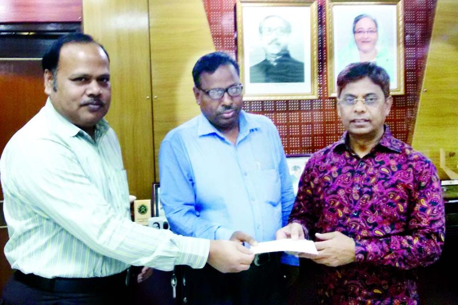 AKM Shahidul Hoque, IGP of Bangladesh, receiving a Cheque of his own insurance claim settlement from Md Abu Bakar Siddique, General Manager of Dhaka Regional office of Jiban Bima Corporation. Manager-claim Md Wazed Ali was present.