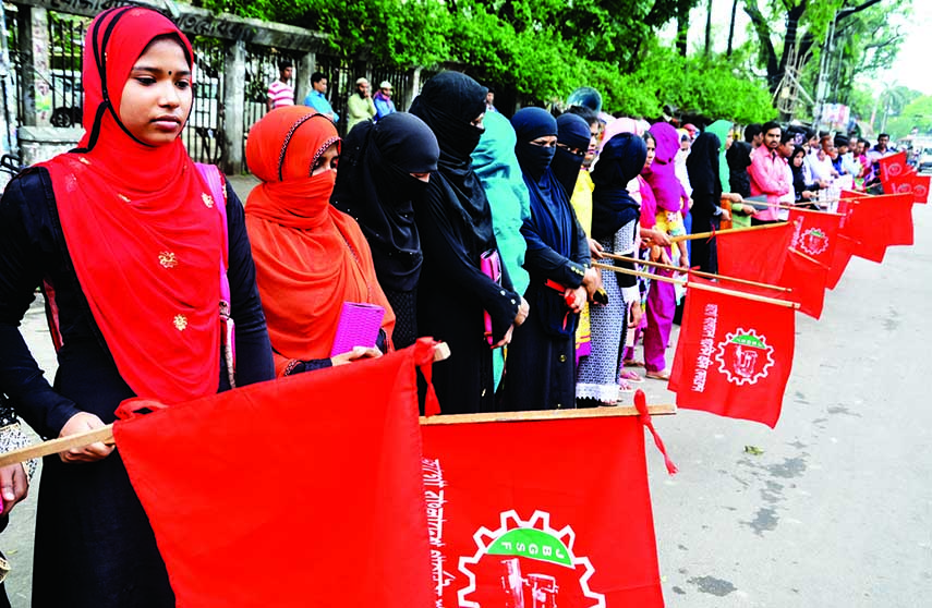 Jago Bangladesh Garments Sramik Federation formed a human chain in front of Jatiya Press Club on Friday demanding exemplary punishment to those involved in killing employees of Rana Plaza and Tazreen Fashions.