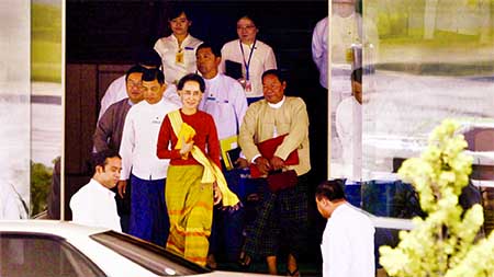 Myanmar Foreign Minister Aung San Suu Kyi (center) walks out of her ministry in Naypyitaw on Friday. Her ally U Htin Kyaw took over as Myanmar's president Wednesday. Internet photo