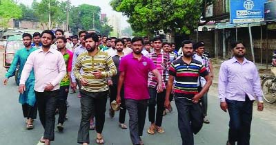 CHAPAINAWABGANJ : A rally was brought out by Bangladesh Chhatra Shibir, Chapainawabganj District Unit protesting arrest of two Shibir leaders on Friday.