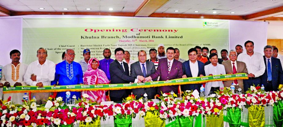 Barrister Sheikh Fazle Noor Taposh, MP, Chairman, Executive Committee of the Board of Directors of Modhumoti Bank Limited, inaugurating a new Branch at Khulna on Thursday.