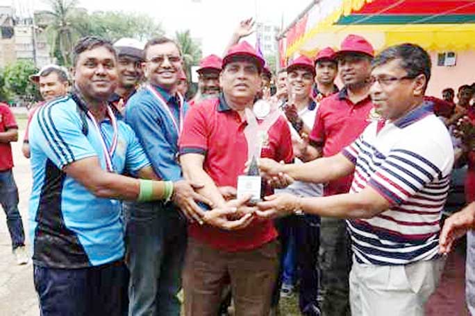 Members of Dhaka Divisional team, the champions of the Independence Cup Inter-Divisional T20 Cricket of Bangladesh Fire Service & Civil Defence receiving the trophy from Director General of Bangladesh Fire Service & Civil Defence Directorate Brigadier Gen