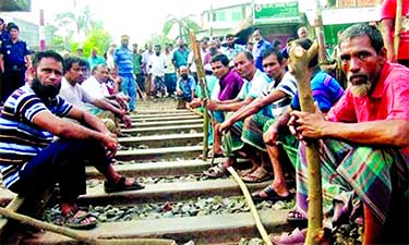 Jute mill workers in Khulna continue to blockade rail, road if their five-point demands not met today (Wednesday) Photo shows: Workers blocking the Rly line at Khalishpur area on Tuesday.