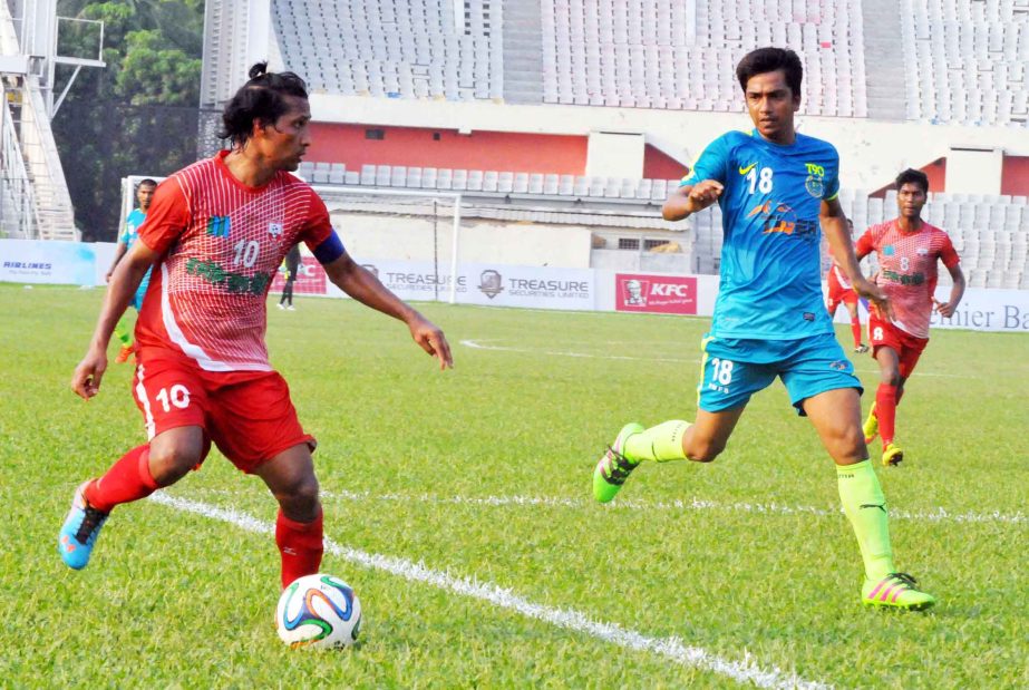 An action from the football match of the KFC Independence Cup between Rahmatganj MFS and Feni Soccer Club at the Bangabandhu National Stadium on Wednesday.