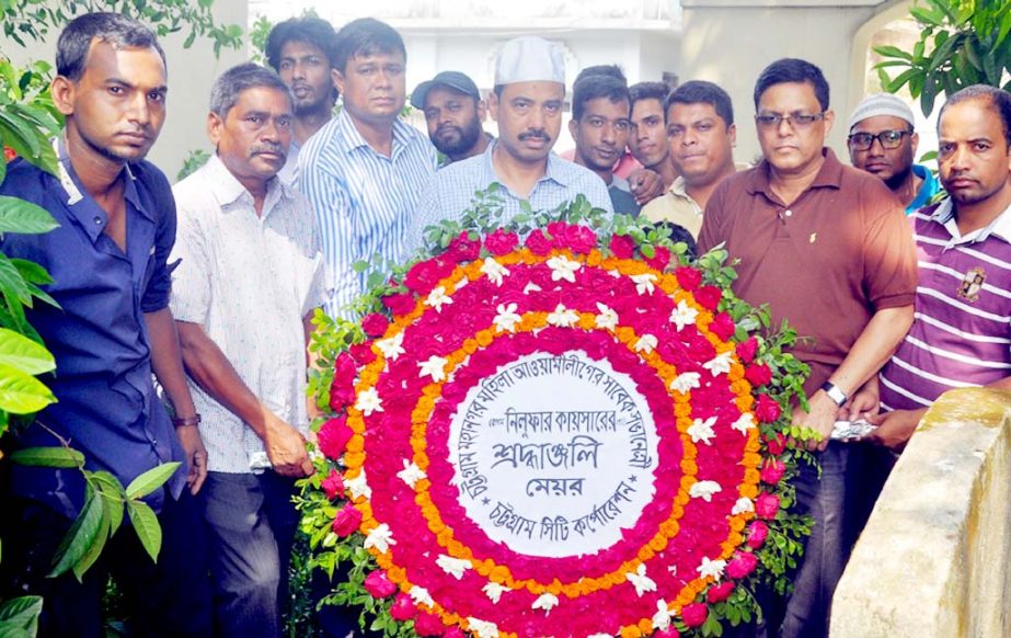 CCC Mayor A J M Nasir Uddin placing wreaths at the graveyard of Nilufar Yasmin, former convenor of Mohila Awami League, Chittagong City Unit on Wednesday.