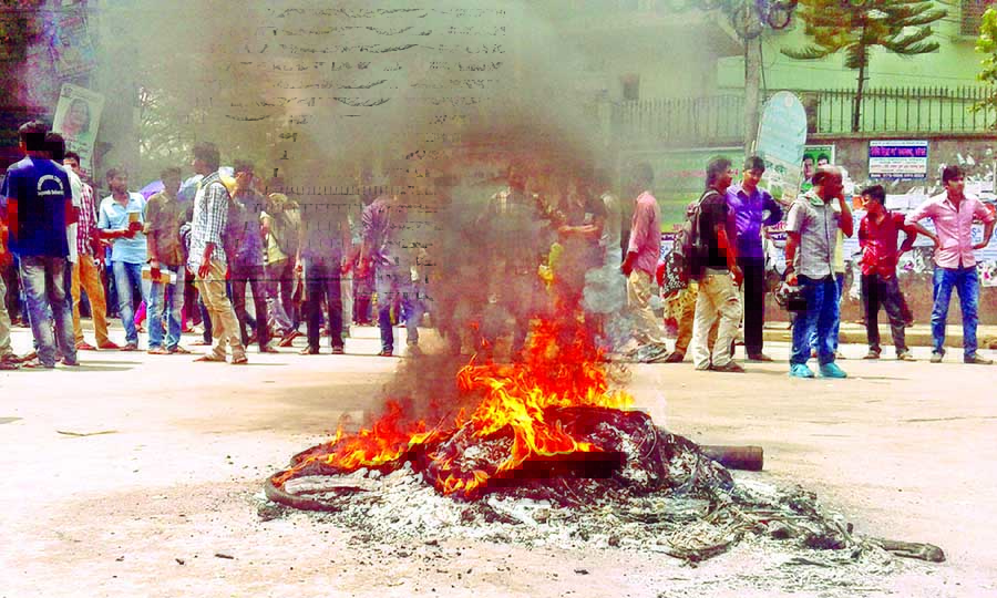 Students of Jagannath University blocked Sadarghat-Gulistan road by setting fire on the street protesting the killing of their fellow Nazimuddin Samad on Wednesday night by some miscreants.