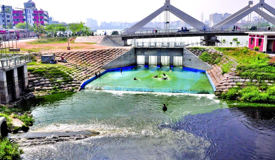 The recent brief shower brought all the dirts in an around Hatirjheel to the lake making it dangerously hazardous for public health especially for the teenagers who regularly go there for having merry-bath or swimming. This photo was taken from city's Ra