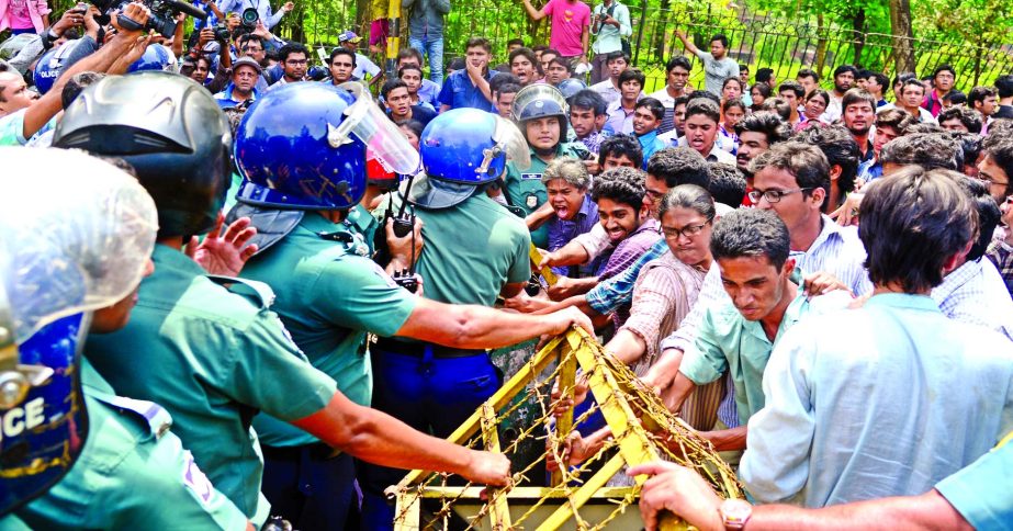 Students Union alliance on Thursday being obstructed near Shikkhya Bhaban in city by law enforcers when they were heading towards Home Ministry to lay a siege there, demanding exemplary punishment to killers of Tonu.