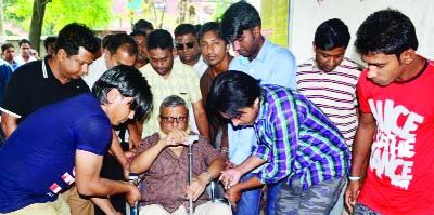 SYLHET: Suspended mayor of SCC Ariful Haq Chowdhury being taken to court by a wheel chair on Thursday.