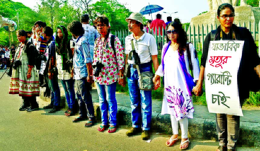 Drik and Pathshala formed a human chain in front of Raju Bhaskarjo at TSC area of Dhaka University on Saturday demanding trial of killer(s) of Irfanul Islam.