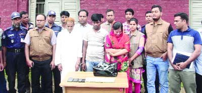 MYMENSINGH: Mymensingh DB police arrested three kidnappers including a woman with four mobile phones and some SIMs recently.