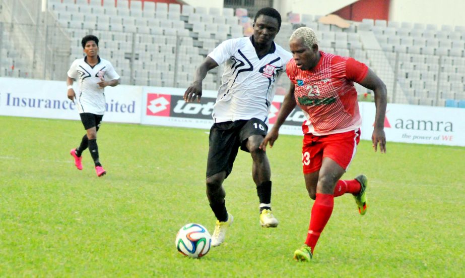 An action from the football match of the KFC Independence Cup between Feni Soccer Club and Arambagh Krira Sangha at the Bangabandhu National Stadium on Sunday.