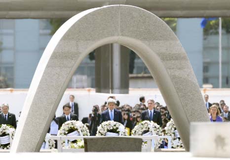U.S. Secretary of State John Kerry, center, offers a wreath with other G7 foreign ministers at the cenotaph at Hiroshima Peace Memorial Park in Hiroshima, western Japan on Monday.