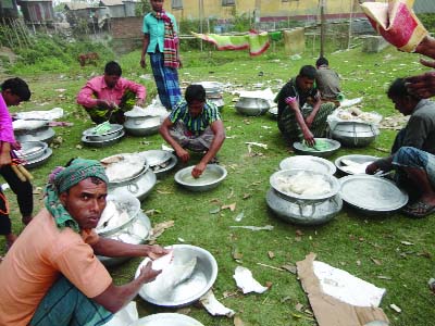 BANCHARAMPUR (Brahmanbaria): Fish traders at Moulaganj Bazar in Bancharampur Upazila are mixing formalin with Hilsha ahead of Pahela Baishakh. This picture was taken on Sunday.