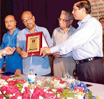 DC Chittagong Mezbah uddin handing over the award of honour to Moinuddin Quadery Showkat for courageous journalism for the last 4 decades.