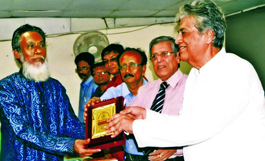 Vice-Chancellor of World University Prof Dr Abdul Mannan Chowdhury handing over 'Amar Sahitya Sammanana' toYakub Bin Amin Shyamal for his contributon to wild animals at a ceremony organized on Monday by Omar Prokashoni in the auditorium of Bangladesh Sh