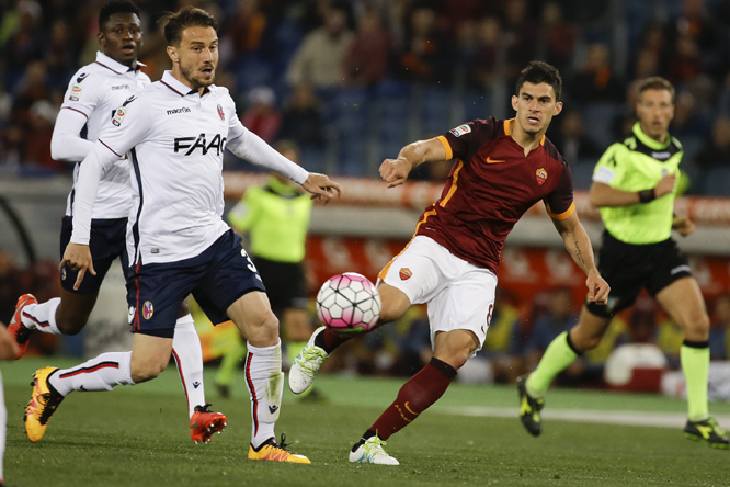 Roma's Diego Perotti (right) and Bologna's Archimede Morleo fight for the ball during their Serie A soccer match between Roma and Bologna in Rome's Olympic Stadium on Monday.