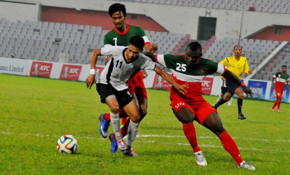 A scene from the football match of the KFC Independence Cup between Bangladesh Muktijoddha Sangsad Krira Chakra and Dhaka Mohammedan Sporting Club Limited at the Bangabandhu National Stadium on Tuesday.