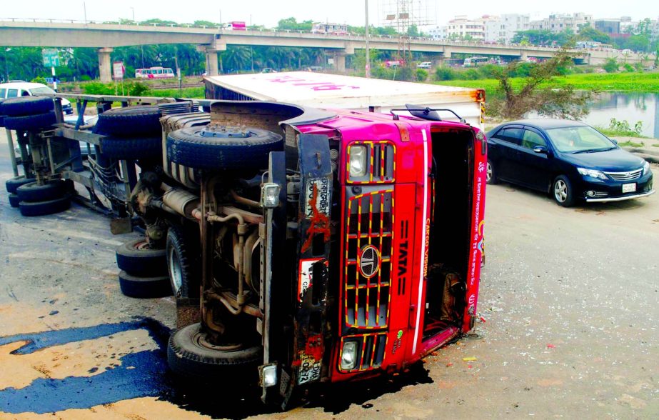 A covered van was overturned near Kuril Flyover due to reckless driving on Saturday leaving few people injured.