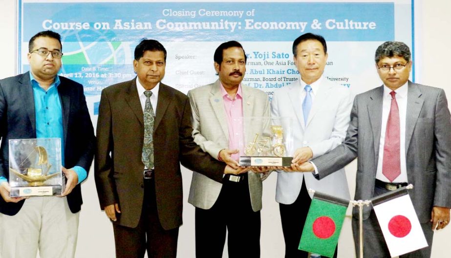 Yoji Sato, Founder Chairman of One Asia Foundation is seen with recipients of a scholarship of $ 250 at Eastern University in the city recently.