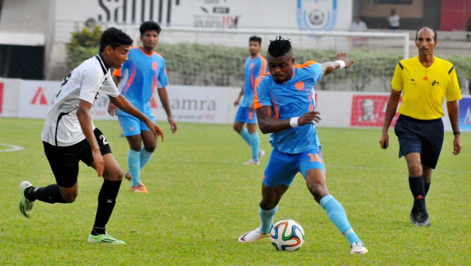 A view of the Football match of the KFC Independence Cup between Dhaka Abahani Limited and Arambagh Krira Sangha at the Bangabandhu National Stadium on Sunday.