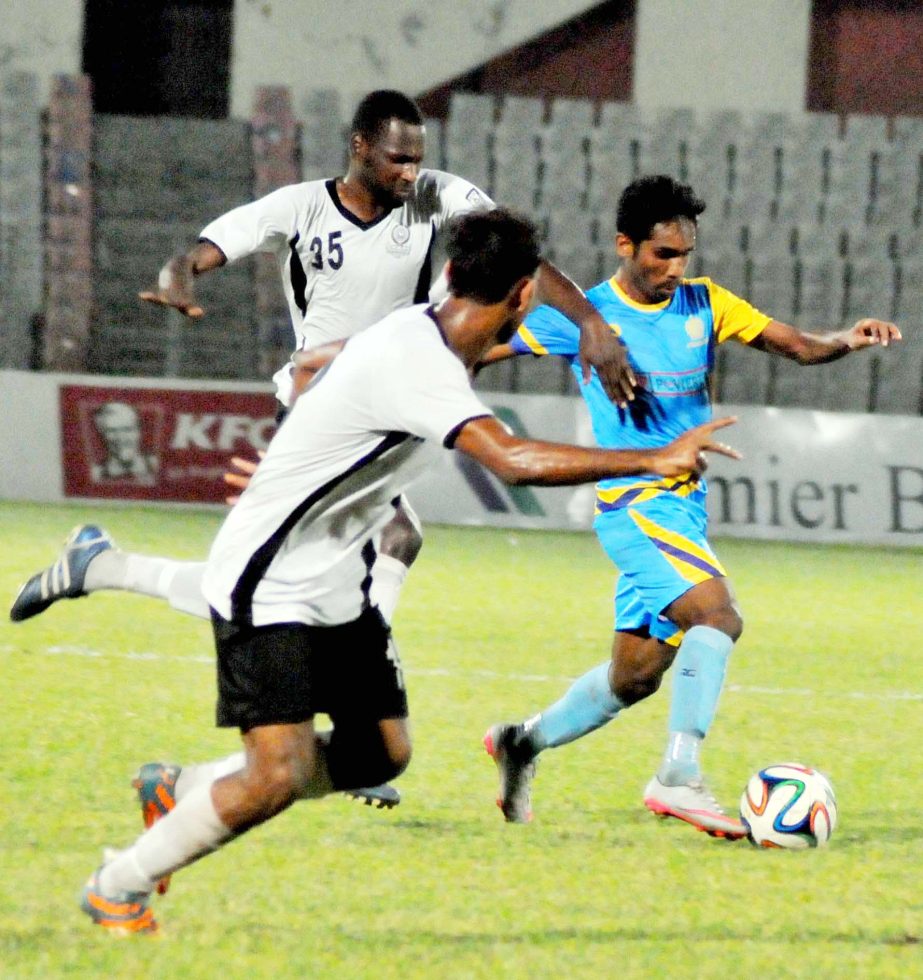 A moment of the football match of the KFC Independence Cup between Mohammedan Sporting Club Limited and Chittagong Abahani Limited at the Bangabandhu National Stadium on Sunday.Mohammedan Sporting Club won the match 5-1.