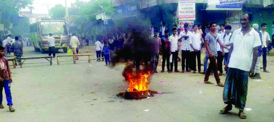 SAKHIPUR (Tangail): Local people in Sakhipur Upazila blockaded Sakhipur_ Sagordighe Road demanding uninterrupted electricity supply yesterday.