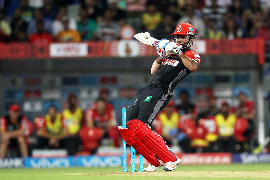 KL Rahul of Royal Challengers Bangalore deals with another rising delivery from Mitchell McClenaghan of Mumbai Indians during match 14 of the Vivo Indian Premier League match between the Mumbai Indians and the Royal Challengers Bangalore held at the Wankh