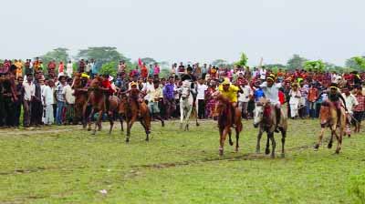 GOPALGANJ: A traditional horse race was held at Latenga village in Kotalipara Upazila on Tuesday.