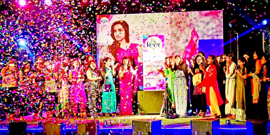 Winners of phase I of an innovative contest in facebook of Veet celebrate their trip with their favorite celebrities in Coxsbazaar. The winners of this campaign have been selected by famous celebrities like Kaniz Almas Khan, Tania Ahmed, Kona, Model Opsho