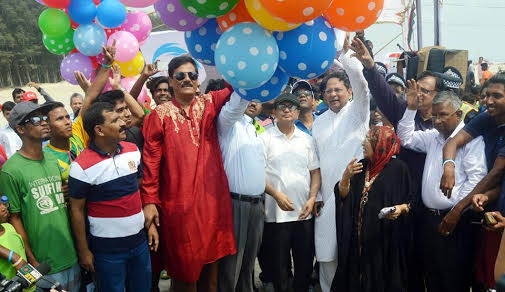 Minister for Information Hasanul Haq Inu inaugurating the BRAC Chicken 2nd National Surfing Competition by releasing the balloons as the chief guest at the Laboni Point in Cox's Bazar Sea Beach on Thursday.