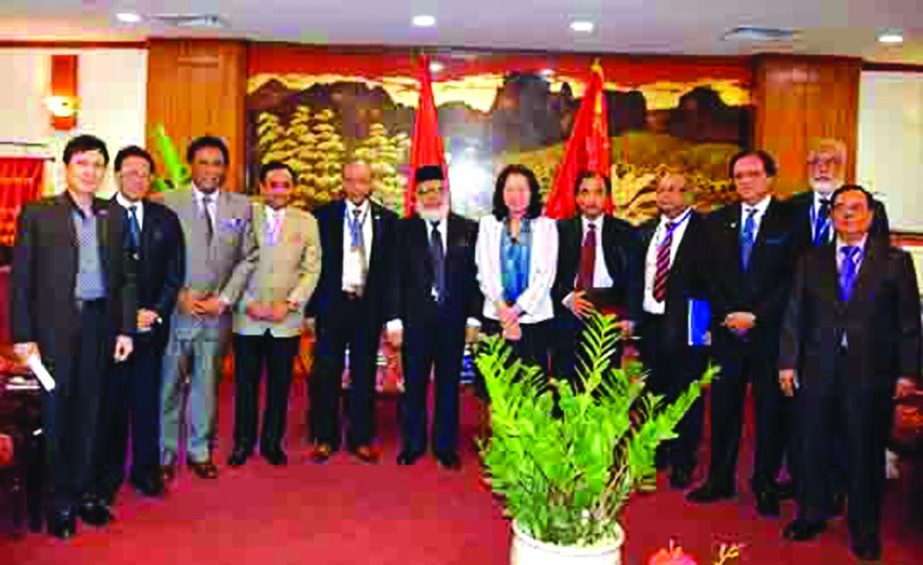 ICC Bangladesh President Mahbubur Rahman (6th from left) having meeting with VCCI Secretary General Ms Pham Thi Thu Hang (7th from left) in Hanoi, Vietnam on Thursday.Pham Quang Thinh, Deputy-Director of International Relations Division, VCCI; Aftab ul Is