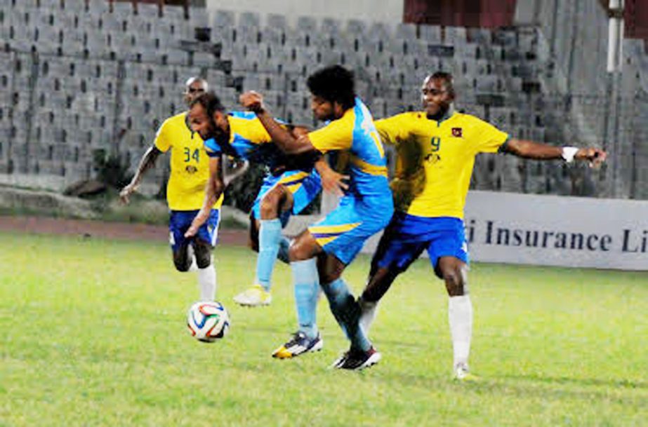 A scene from the football match of the KFC Independence Cup between Sheikh Jamal Dhanmondi Club Limited and Chittagong Abahani Limited at the Bangabandhu National Stadium on Friday.