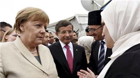 German Chancellor Angela Merkel visited Nizip refugee camp near the Syria border along with senior EU leaders on Saturday.