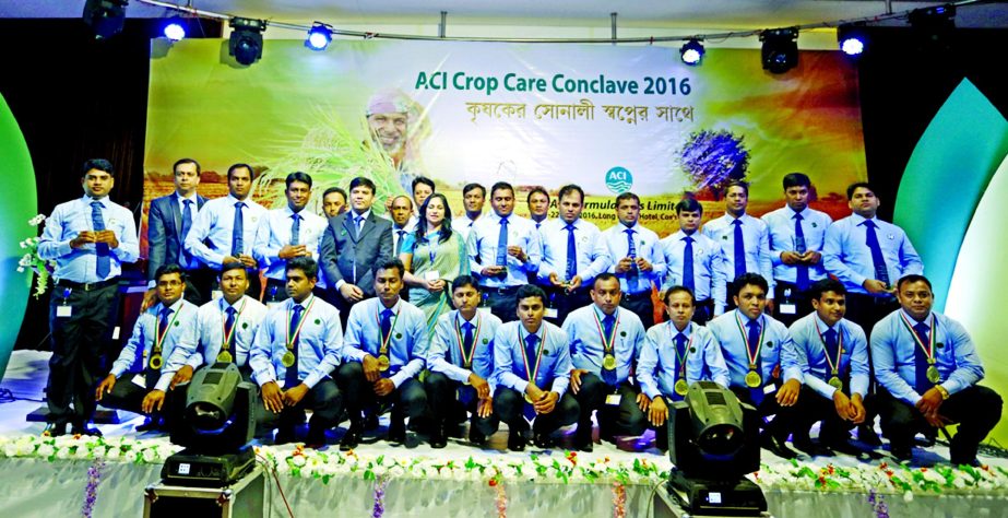 Shusmita Anis, Managing Director of ACI Formulations Ltd. poses with the achievers of the best performers of the year 2015 at a conclave of the group at Cox's Bazar recently.